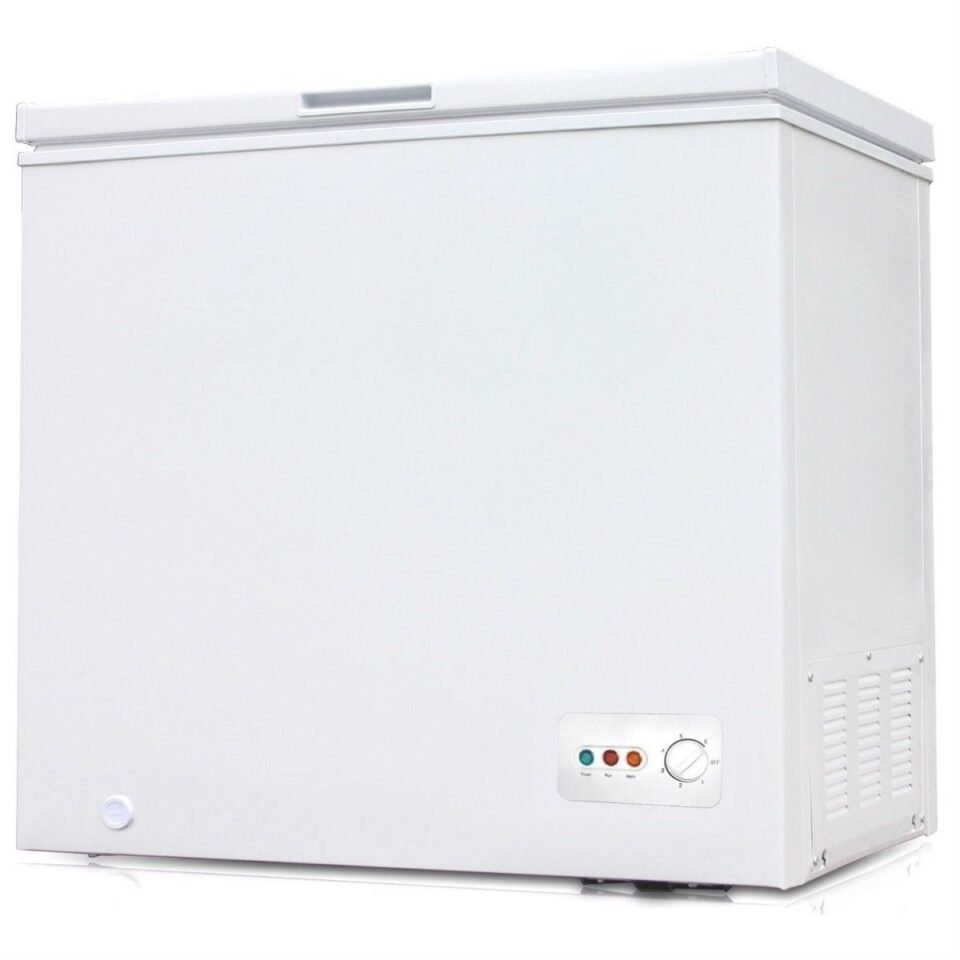 Frostech chest freezer with large capacity and energy-efficient cooling